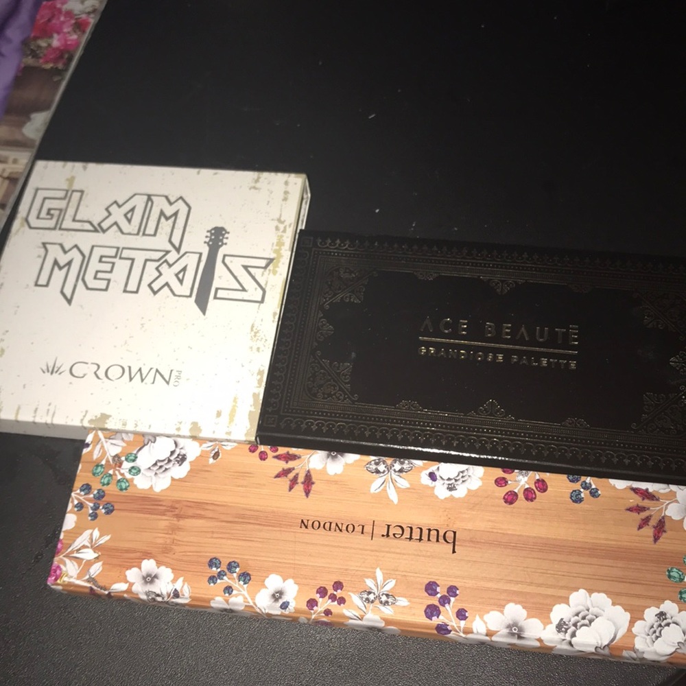 Eyeshadow lot only swatched never used
